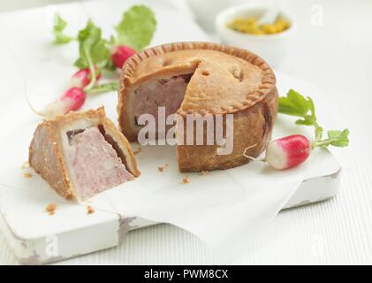 Pasticcio di maiale, un pezzo rimosso (UK) Foto Stock