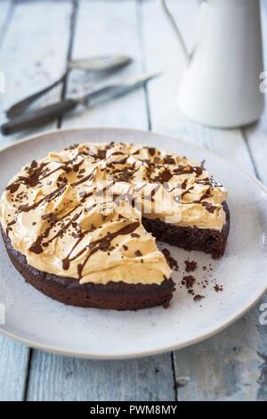 Cioccolato torta di arachidi, a fette Foto Stock
