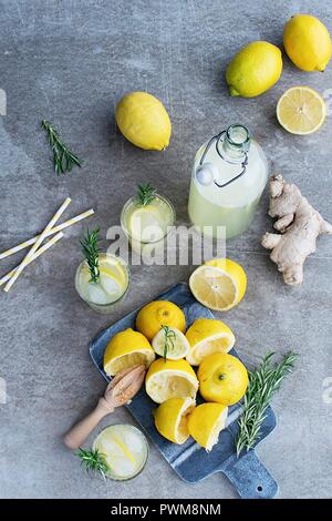 Limone limonata allo zenzero con rosmarino Foto Stock