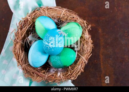 Tinti uova di Pasqua con i modelli di batik in un cestello Foto Stock