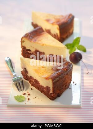 Tre strati di cioccolato e ciliegia cheesecake Foto Stock