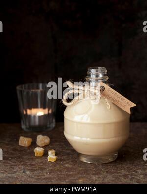 In casa di liquore di panpepato in un vaso decorativo per i regali Foto Stock