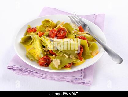 Maltagliati allo zafferano (larghi nastri di pasta con zafferano, Italia) Foto Stock