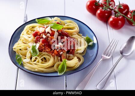 Spaghetti à la bolognese con basilico Foto Stock
