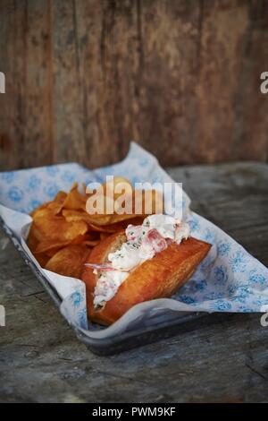 Un rotolo di aragosta con chip Foto Stock