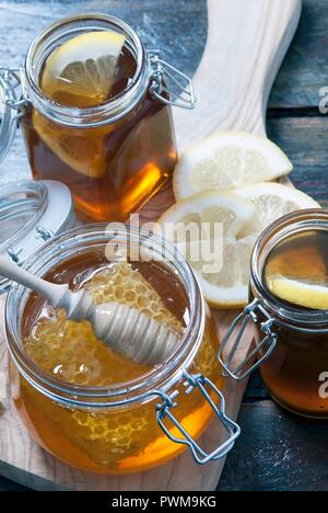 Miele biologico con il miele il pettine in mason jar Foto Stock