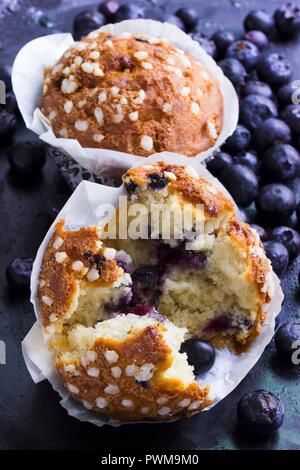 Muffin ai mirtilli in casi di muffin con mirtilli freschi Foto Stock