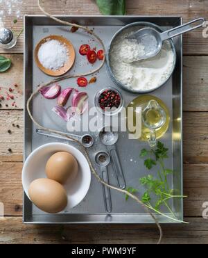 Vari ingredienti per la pasta su un vassoio (vedere sopra) Foto Stock