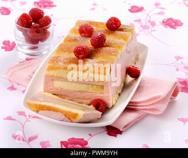 Charlotte con banana e crema di lamponi Foto Stock