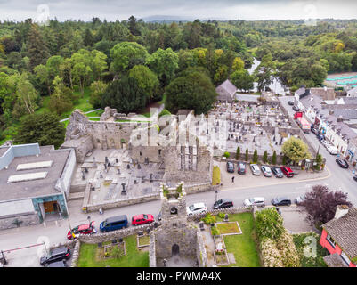 Una veduta aerea di Cong Abbazia nel villaggio di Cong, a cavallo della Contea di Galway e della contea di Mayo frontiere in Irlanda. Foto Stock