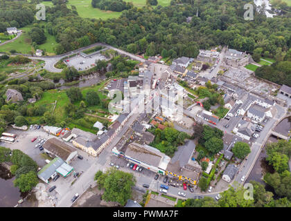 Una veduta aerea del villaggio di Cong, a cavallo della Contea di Galway e della contea di Mayo frontiere in Irlanda. Foto Stock