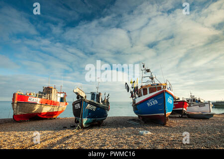 Coloratissime barche di pescatori sulla spiaggia di Hastings in East Sussex, Inghilterra. Foto Stock