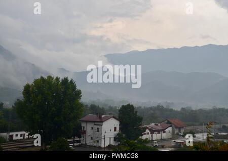 Vorticoso nuvole di pioggia coprire i Balcani in Montenegro vicino al Lago di Scutari Foto Stock