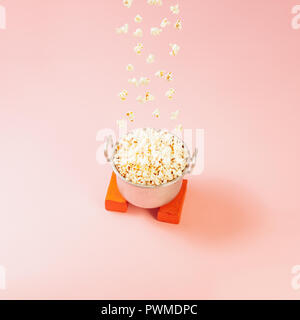 Il Popcorn pioggia capovolta forma un recipiente stagno pieno di popcorn Foto Stock