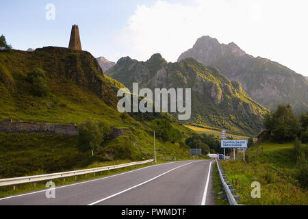 Ingresso al villaggio di Vardisubani. La Georgia. Foto Stock