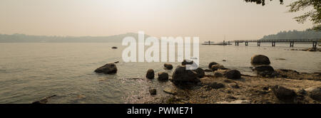 Una vista sul Burrard ingresso dalla North Vancouver con il cielo obscurred con fumo di incendi boschivi. Foto Stock