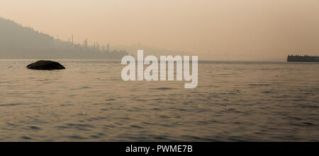 Una vista sul Burrard ingresso dalla North Vancouver con il cielo obscurred con fumo di incendi boschivi. Foto Stock