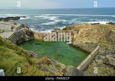 Bellissima piscina naturale in Tapia de Casariego. Natura, viaggi di svago. Agosto 2, 2018.Tapia de Casareigo, Asturias, Spagna. Foto Stock