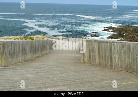 Percorso di legno che conduce alla piscina naturale in Tapia de Casariego. Natura, viaggi di svago. Agosto 2, 2018.Tapia de Casareigo, Asturias, Spagna. Foto Stock
