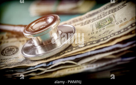 Phonendoscope su American biglietti, immagine concettuale Foto Stock