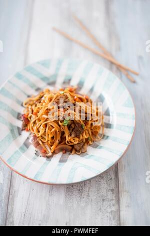 Lo Mein tagliatelle con carne di manzo (Cina) Foto Stock