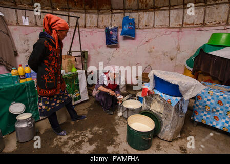 Yogurt venditore nel bazaar a Murghab sull'Autostrada del Pamir, Tagikistan Foto Stock