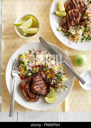 Agnello alla griglia bistecche con riso vegetale Foto Stock