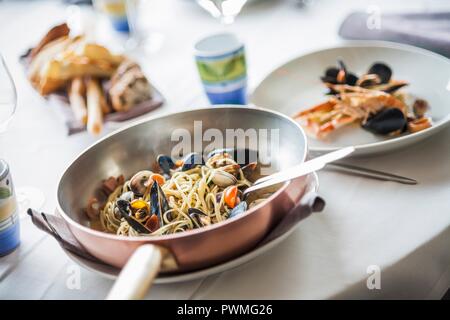 Linguine ai frutti di mare (pasta con pesce e frutti di mare, Italia) Foto Stock