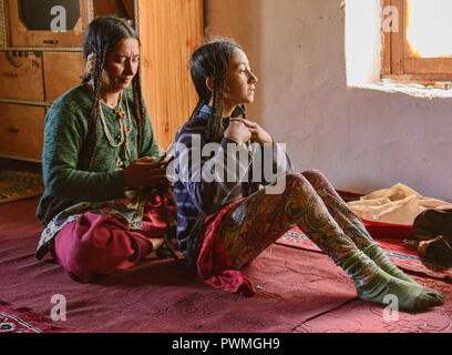 Ariano (Brogpa) ragazza e sua madre, Biama village, Ladakh, India Foto Stock