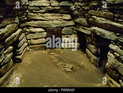 Visualizzare ne dell'interno del Neolitico Quoyness chambered cairn e Sanday, Orkney, mostrando ingresso (1R) & 3 di 6 celle di sepoltura fuori dalla camera principale Foto Stock