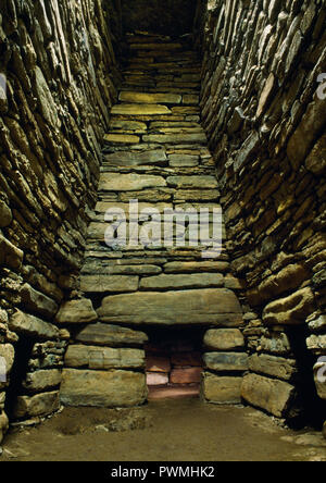 Visualizza SW dell'interno del Neolitico Quoyness chambered cairn e Sanday, Orkney, UK, che mostra gli ingressi per 3 delle 6 celle di sepoltura fuori dalla camera principale. Foto Stock