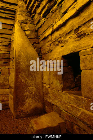 Vista interna di Maes Howe Neolitico chambered cairn mostra NW corner contrafforte della camera principale con ingresso al lato N cellula & il suo blocco di pietra. Foto Stock
