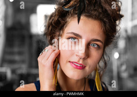 Elegante e moderna donna con piercing nel suo naso indossando gli eleganti accessori Foto Stock