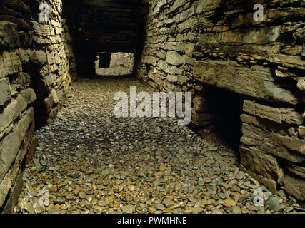 Visualizzare NE DEL N a metà della lunga rettangolare camera principale & celle laterali di lecci di Papa Westray Sud Neolitico chambered cairn, isole Orcadi Scozia, Regno Unito. Foto Stock