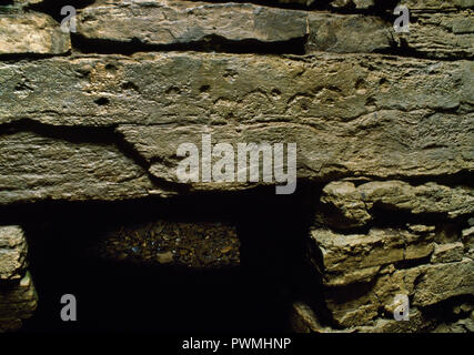 Pecked puntini (cupmarks) & archi (alcuni combinati per rendere "eye-brow' motivi) sull architrave a se side-cella di lecci di Papa Westray Sud chambered tomba, Orkney Foto Stock