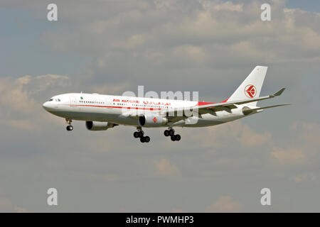 Air Algerie Airbus A330-202 l'atterraggio all'aeroporto di Londra Heathrow. Foto Stock