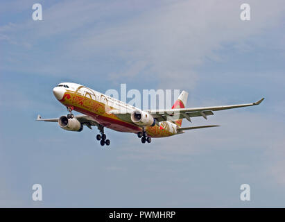 A40-KF Gulf Air Airbus A330-243 atterrando a Londra Heathrow il 6 settembre 2006. Foto Stock