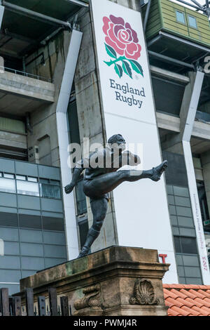 Una statua di un giocatore di rugby sui cancelli a Twickenham Stadium, casa del rugby inglese, a Londra, Inghilterra, Regno Unito Foto Stock