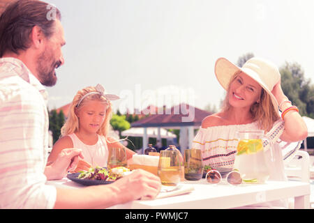 Bella bella famiglia unita a pranzo insieme Foto Stock