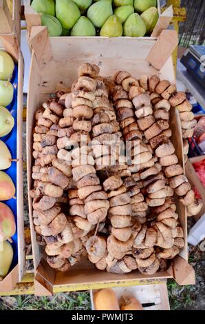 Fichi secchi su una stringa per la vendita su una banchina stallo in Montenegro Foto Stock