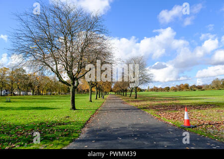 Bellissimi colori autunnali nel Bellahouston Park che è un parco pubblico sul lato sud di Glasgow, Scozia, tra le zone di Craigton, Dumbreck Foto Stock