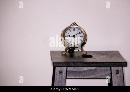 Metallo grande orologio da tasca Orologio su uno sgabello in legno Foto Stock