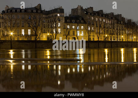 Francia, Parigi, 4° arrondissement, Ile Saint-Louis durante il calo del livello dell'acqua della Senna, notte, febbraio 2018. Foto Stock