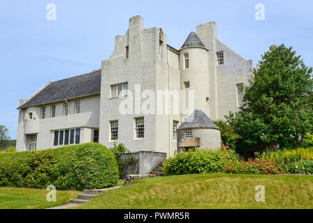 Esterno e giardino di Hill House in Helensburgh, Scozia, progettata da Charles Rennie Mackintosh per Glasgow Editore libro Walter Blackie Foto Stock