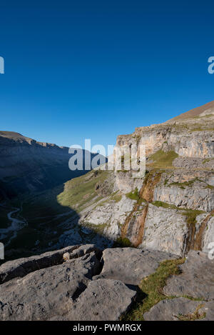 Vista sulla valle di Ordesa da Clavijas de Soaso, Ordesa National Park e il Monte Perdido, Torla, Ordesa Valley, provincia di Huesca, Aragón Pirenei, Ar Foto Stock