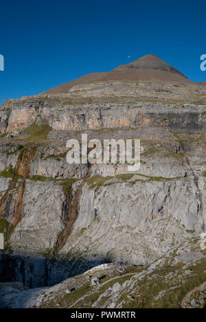 Vista sulla valle di Ordesa da Clavijas de Soaso con punto Tobacor, Ordesa National Park e il Monte Perdido, Torla, Ordesa Valley, provincia di Huesca, Foto Stock