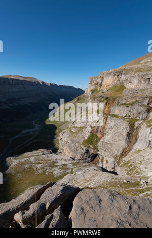 Vista sulla valle di Ordesa da Clavijas de Soaso, Ordesa National Park e il Monte Perdido, Torla, Ordesa Valley, provincia di Huesca, Aragón Pirenei, Ar Foto Stock