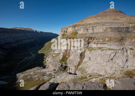 Vista sulla valle di Ordesa da Clavijas de Soaso con punto Tobacor, Ordesa National Park e il Monte Perdido, Torla, Ordesa Valley, provincia di Huesca, Foto Stock