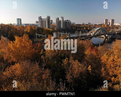 Vista superiore della città di Khimki e ponte ferroviario in autunno, Russia Foto Stock