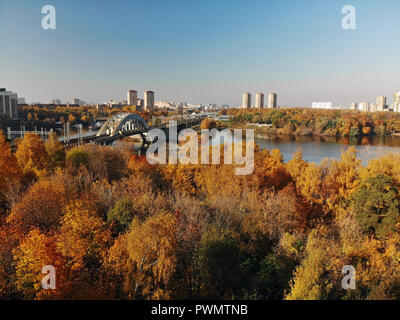 Vista superiore della città di Khimki e ponte ferroviario in autunno, Russia Foto Stock